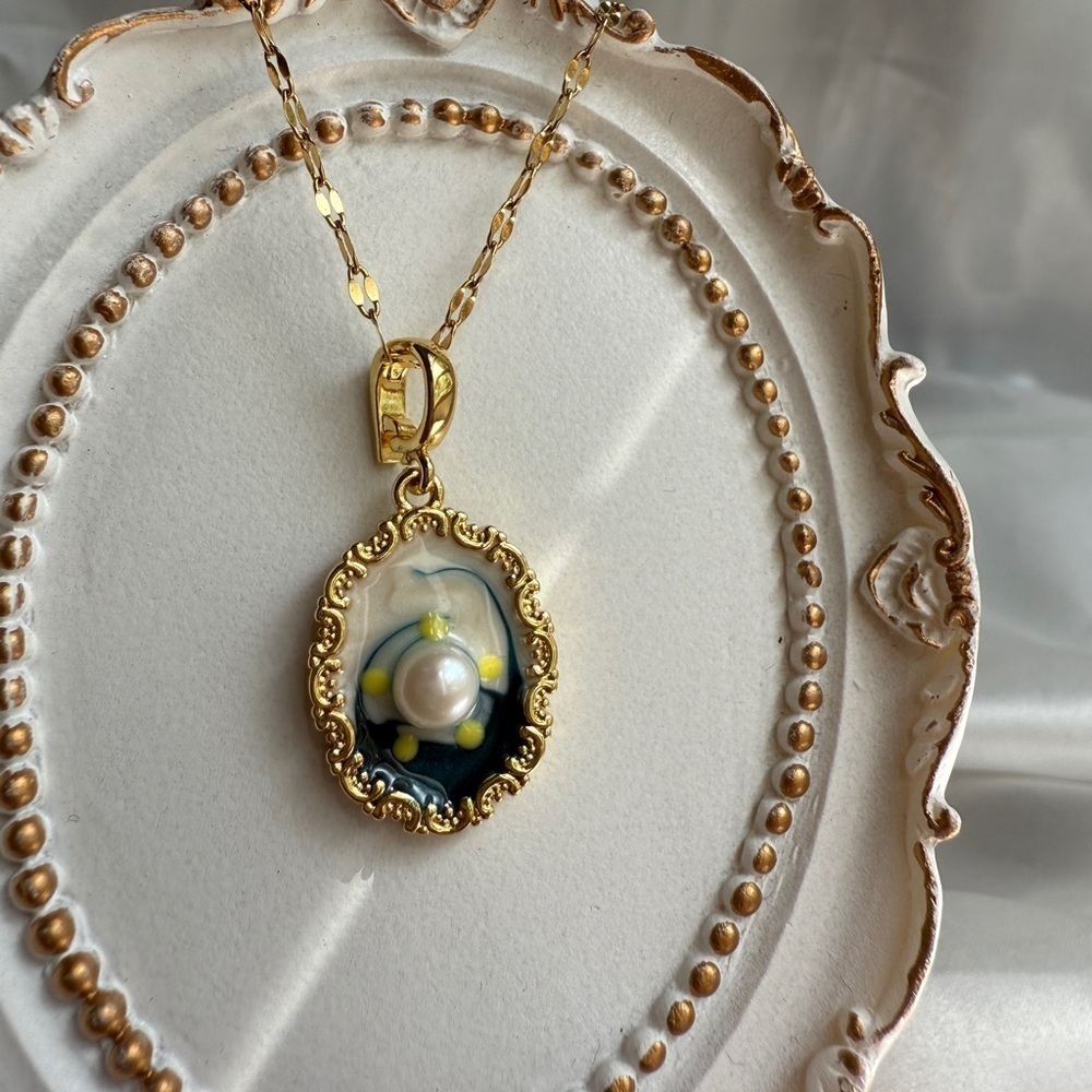 Art canva Stainless steel
Elegant Gold Pendant Necklace with Pearl Accent - Picture 3 of 11